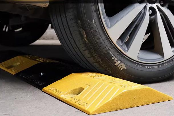 铸钢减速带在路面设置一些减速标志